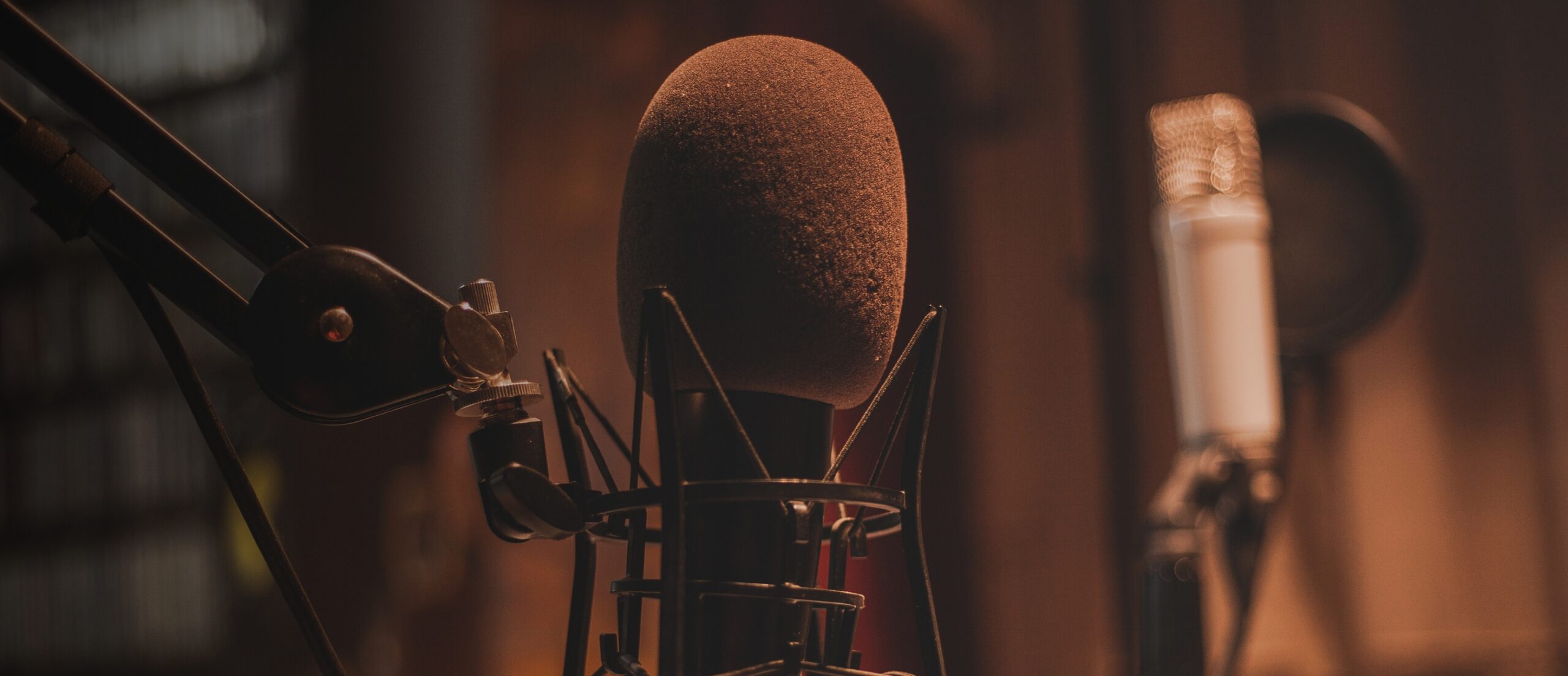Microfone profissional no estúdio da Rede Aleluia
